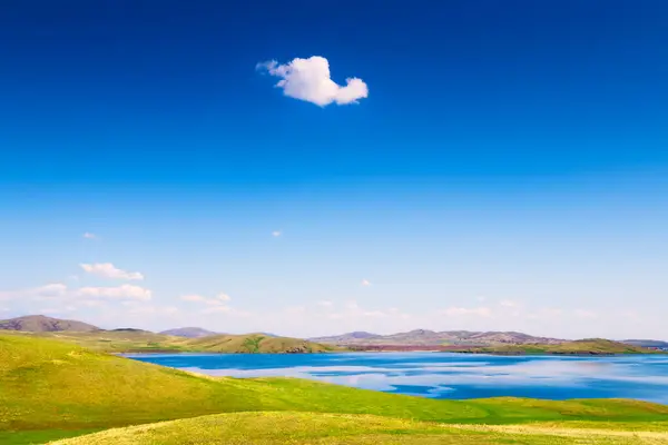 Beautiful Lake Green Hills Blue Sky White Clouds Spring Nature — Stock Photo, Image