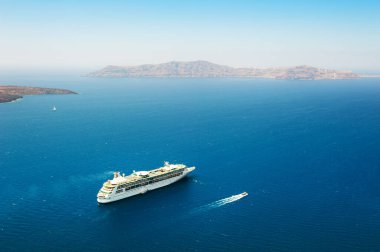 Yunanistan 'ın Santorini adası yakınlarında denizde bir gemi turu. Güzel deniz manzarası. Meşhur seyahat yeri