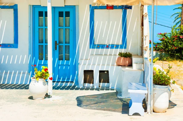 Tradycyjna Grecka Biała Architektura Niebieskimi Drzwiami Oknami Wyspa Santorini Grecja — Zdjęcie stockowe
