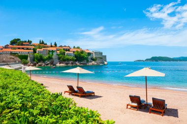 Karadağ 'ın Budva kenti yakınlarındaki güzel plajlı Sveti Stefan adası. Adriyatik Denizi 'nde lüks bir tatil köyü. Meşhur seyahat yeri