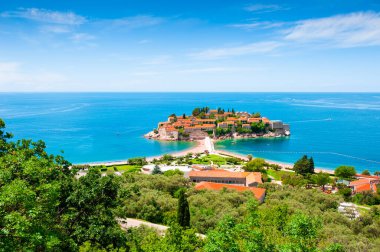 Budva, Karadağ yakınlarındaki Sveti Stefan adası. Adriyatik denizinde güzel plaj ile lüks bir tatil. Ünlü seyahat hedef