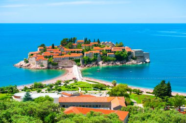 Karadağ 'ın Budva kenti yakınlarındaki Sveti Stefan adası. Adriyatik Denizi 'nde güzel plajları olan lüks bir tatil köyü. Üst Manzara. Meşhur seyahat yeri