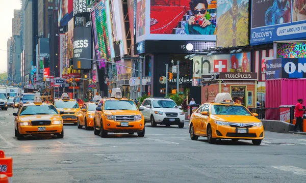 Taxis amarillos en Times Square por la mañana —  Fotos de Stock