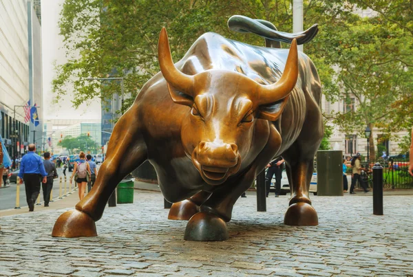 在纽约城的充电公牛雕塑。 — 图库照片