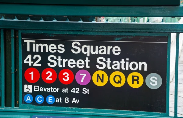 Times Square i stacji metra 42nd street Zarejestruj — Zdjęcie stockowe