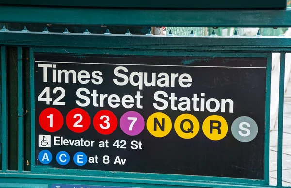 Times Meydanı ve 42. cadde metro işareti