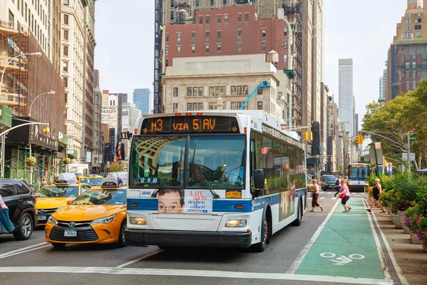 Gele taxi en bus op 5th Avenue in de ochtend — Stockfoto