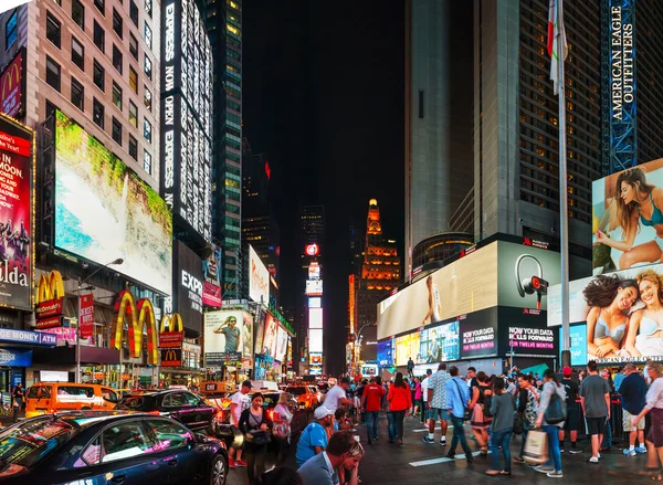 Times Square avec des gens dans la nuit — Photo