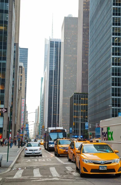 Gula taxibilar på Times square på morgonen — Stockfoto