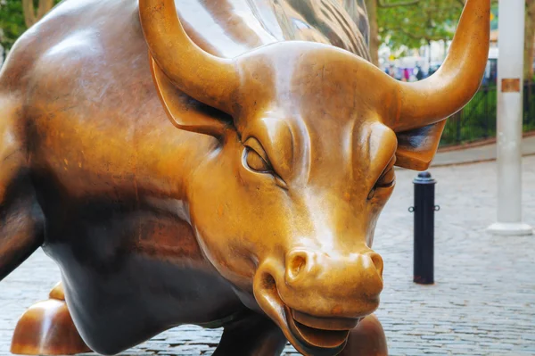 Laddning Bull skulptur i New York City — Stockfoto