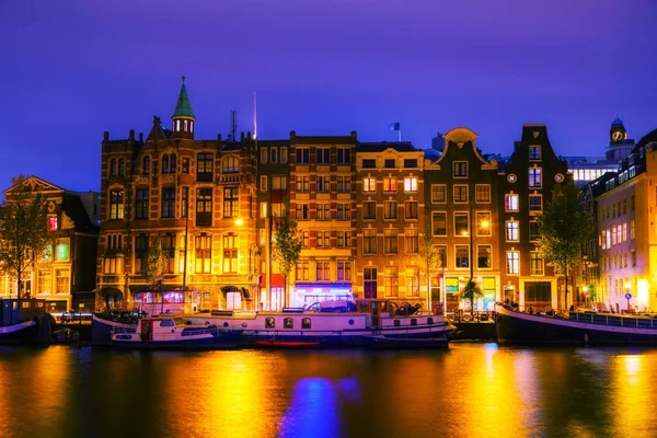 Amsterdam vista de la ciudad con el río Amstel — Foto de Stock