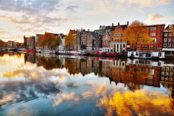 Άμστερνταμ με θέα στην πόλη στον ποταμό Άμστελ — Φωτογραφία Αρχείου