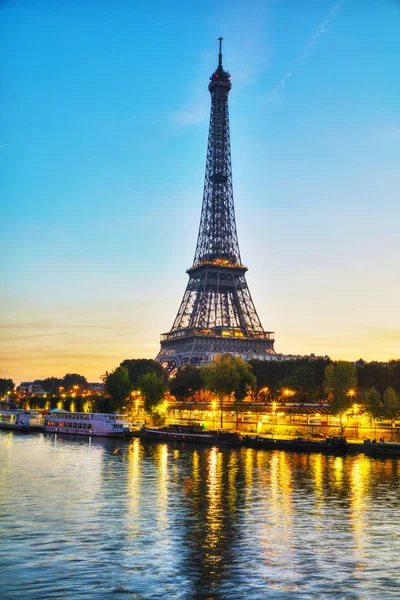 Paysage urbain avec la tour Eiffel — Photo