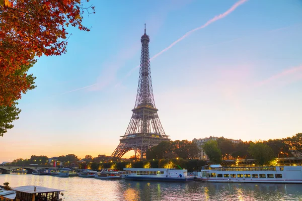 Paysage urbain avec la tour Eiffel — Photo
