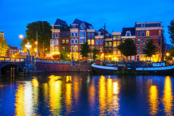 Uitzicht op de stad Amsterdam met Amstel rivier — Stockfoto