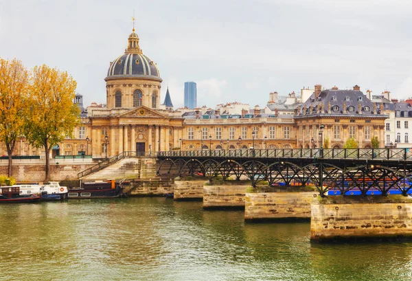 Pont des Arts prowadzące do Institut de France — Zdjęcie stockowe