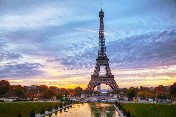 Paesaggio urbano con la torre Eiffel — Foto Stock
