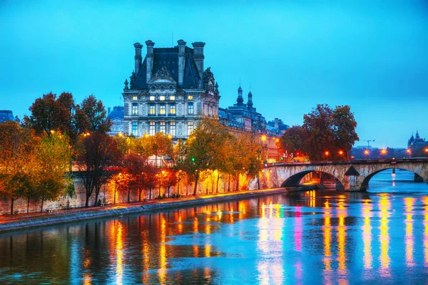 Musee du Louvre (Museo del Louvre) en París, Francia — Foto de Stock