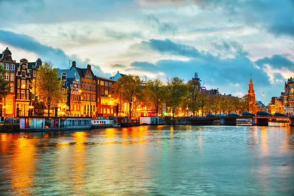 Amsterdam vista de la ciudad con el río Amstel — Foto de Stock