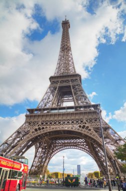 Turistler tarafından çevrili Eyfel Kulesi