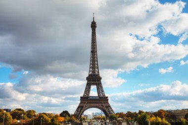 Eyfel Kulesi ile Paris 'in Şehir Manzarası