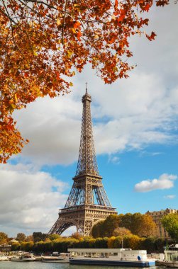 Eyfel Kulesi ile Paris 'in Şehir Manzarası