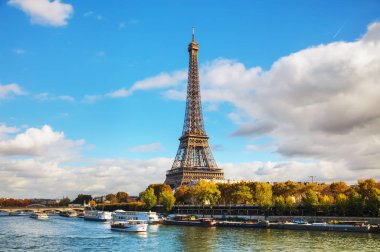 Eyfel Kulesi ile Paris 'in Şehir Manzarası