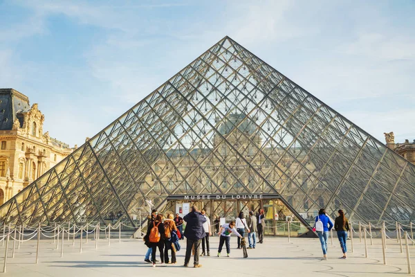 La Pyramide du Louvre à Paris — Photo