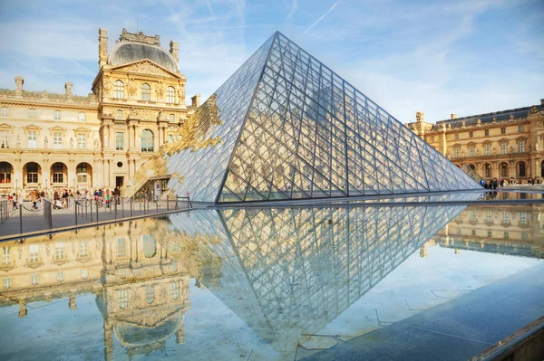 La pirámide del Louvre en París —  Fotos de Stock