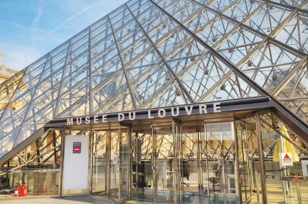 パリのルーブル美術館のピラミッド — ストック写真
