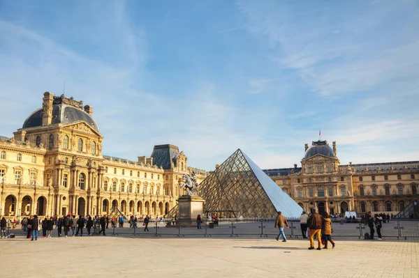 Pyramida Louvru v Paříži — Stock fotografie