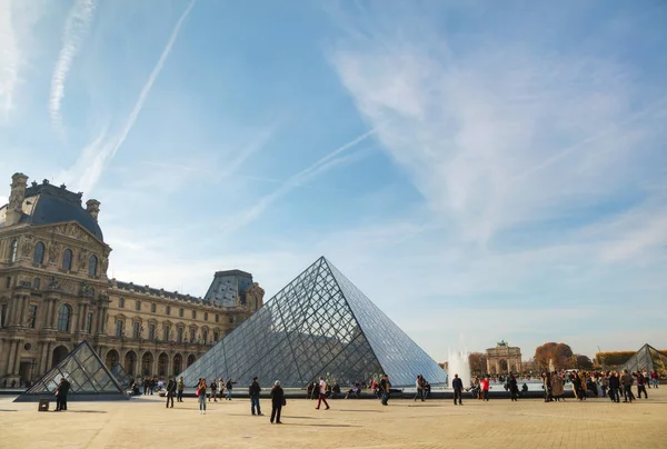 La pirámide del Louvre en París — Foto de Stock