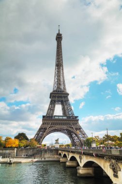 Turistler tarafından çevrili Eyfel Kulesi