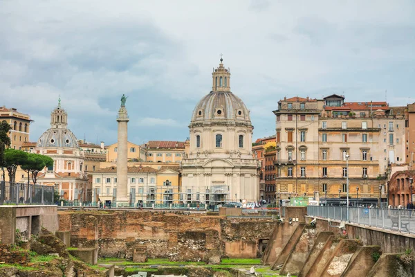 迪洛雷托圣玛丽亚教堂和 Colonna Traiana 在罗马 — 图库照片