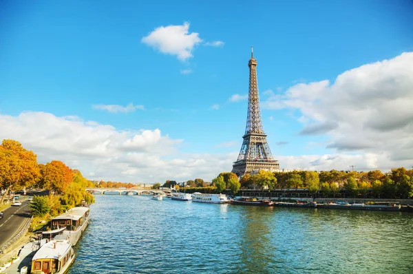 Paysage urbain de Paris avec la Tour Eiffel — Photo