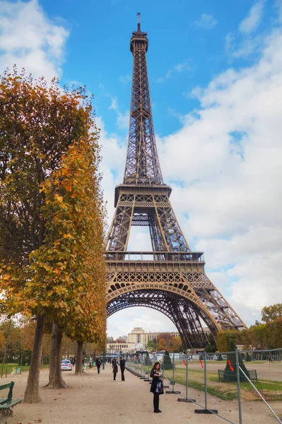 Torre Eiffel cercada por turistas — Fotografia de Stock