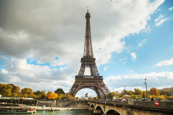 Turistler tarafından çevrili Eyfel Kulesi