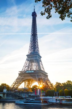 Eyfel Kulesi ile Paris Şehir Manzarası