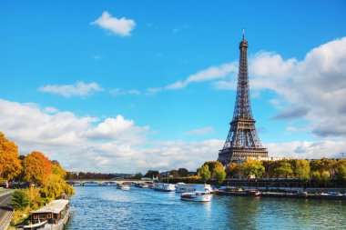 Eyfel Kulesi ile Paris Şehir Manzarası
