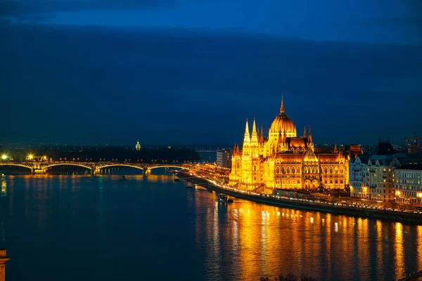 Overview of Budapest at sunset — Stock Photo, Image