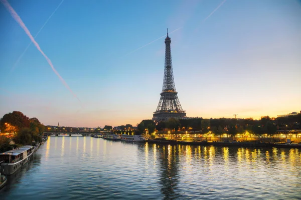 Пейзаж Парижа с Эйфелевой башней — стоковое фото