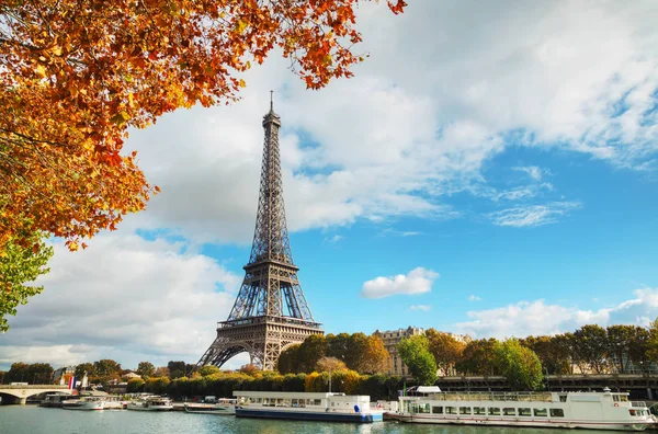 Paryski krajobraz z wieżą Eiffla — Zdjęcie stockowe