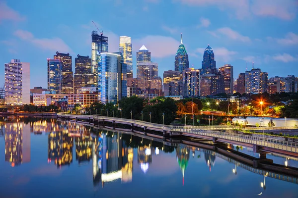 Philadelphia skyline på kvällen — Stockfoto