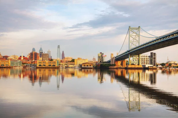 Most i Philadelphia gród o wschodzie słońca — Zdjęcie stockowe