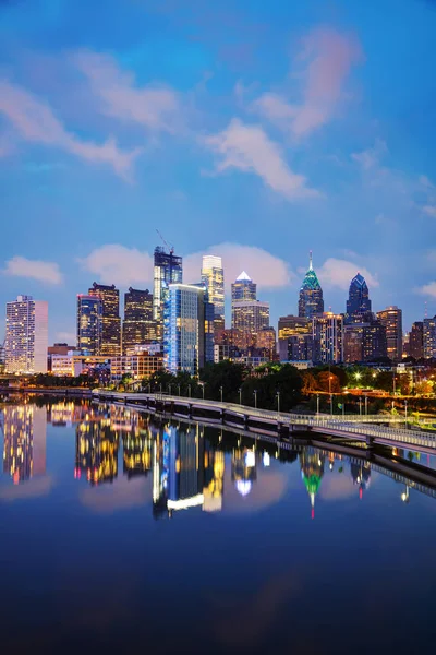 De skyline van de Philadelphia bij avond — Stockfoto