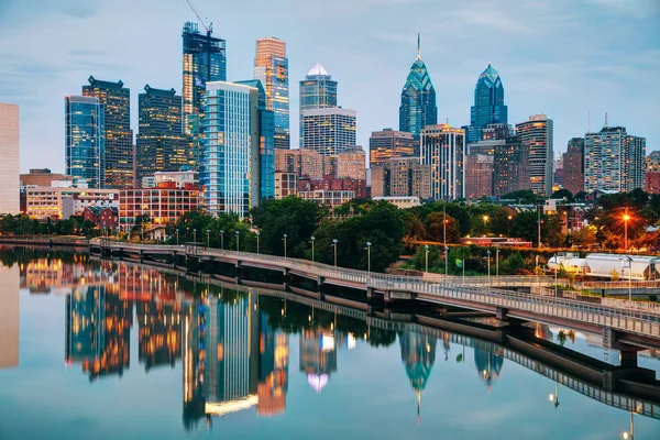 De skyline van de Philadelphia bij avond — Stockfoto