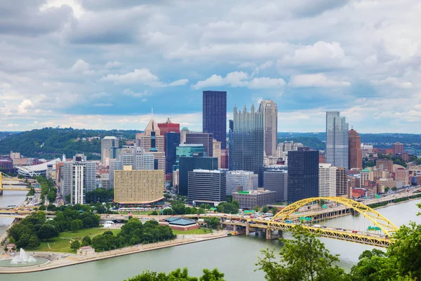 Pittsburgh stadsbilden med Ohiofloden — Stockfoto