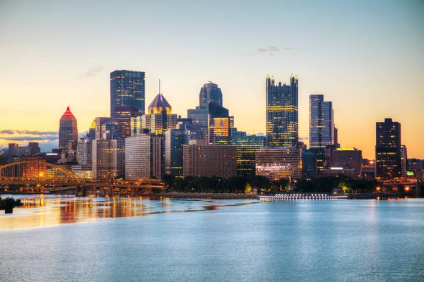 Paesaggio urbano di Pittsburgh con fiume Ohio — Foto Stock