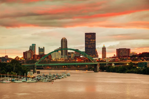 Paesaggio urbano di Pittsburgh con fiume Ohio — Foto Stock