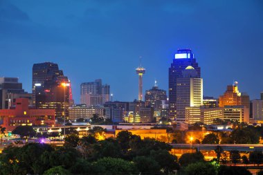 San Antonio Cityscape alacakaranlıkta  